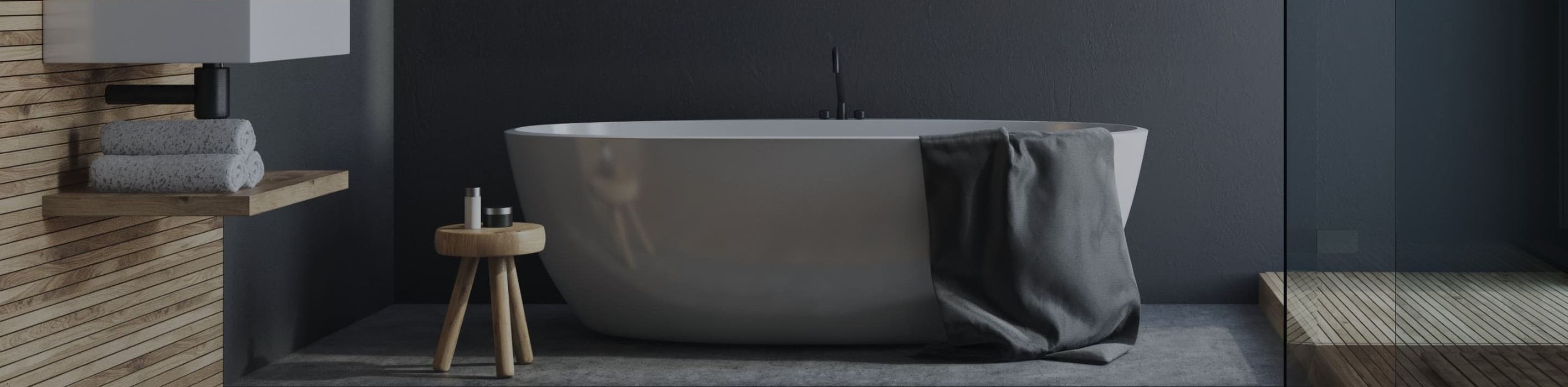 Luxus-Badezimmer mit dunkler Wand, freistehender Wanne, Holzelementen und modernem Waschtisch.